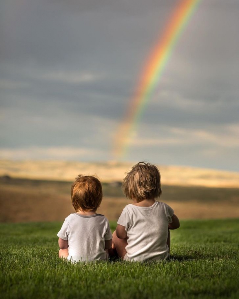 Un padre de cuatro le toma fotos a sus hijos, demostrando que cada día es mágico