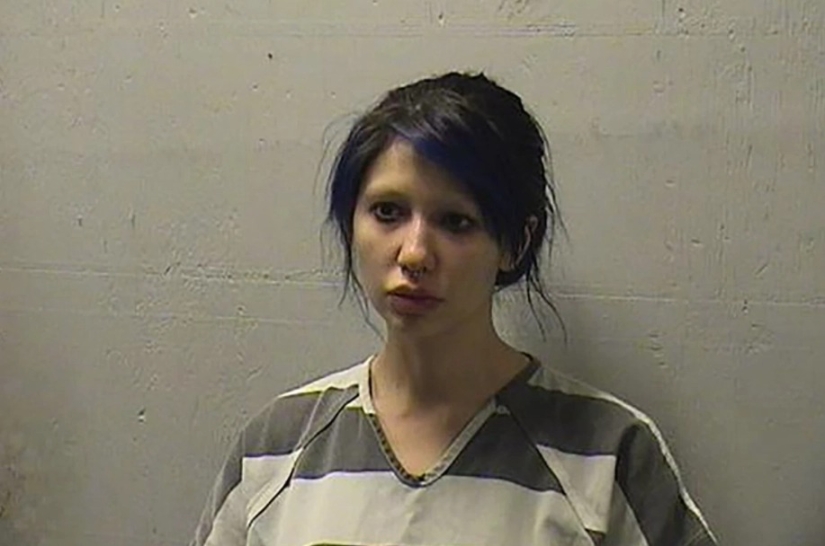 Un sacerdote vicioso fue arrestado por tener relaciones sexuales con dos mujeres en el altar de la iglesia