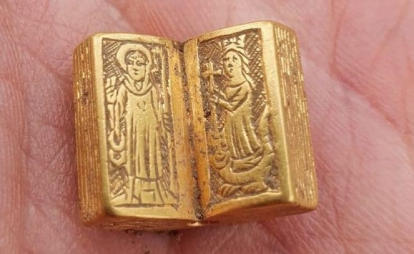 Una Biblia en miniatura del siglo 15 hecha de oro puro se ha encontrado en el Reino Unido Una Biblia en miniatura del siglo 15 hecha de oro puro se ha encontrado en el Reino Unido