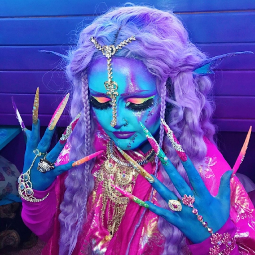 Una chica especial, Lauraya Lee, se considera una extraterrestre y sueña con la piel azul