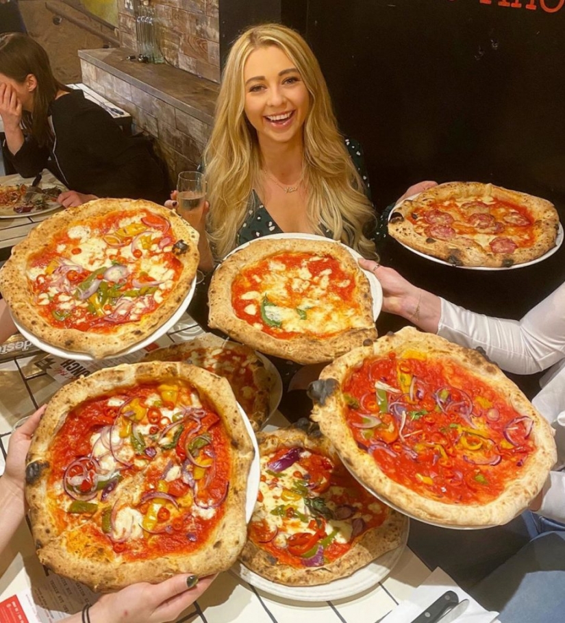 Una chica frágil de Gran Bretaña que devora megaciudades de comida rápida