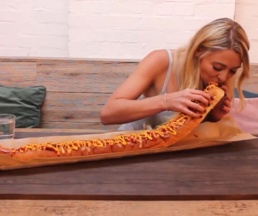 Una chica frágil de Gran Bretaña que devora megaciudades de comida rápida