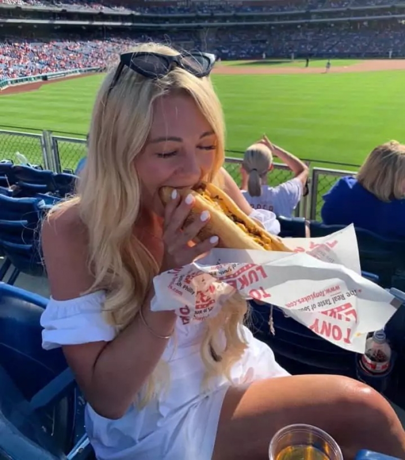 Una chica frágil de Gran Bretaña que devora megaciudades de comida rápida