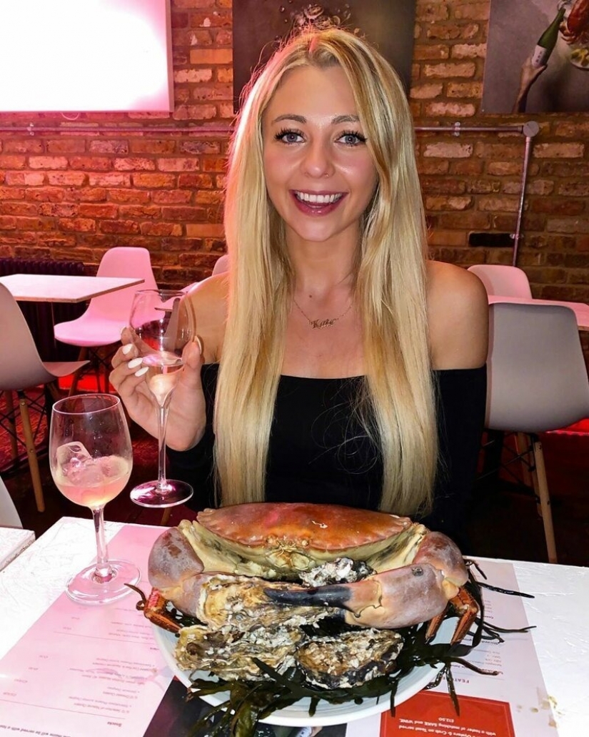 Una chica frágil de Gran Bretaña que devora megaciudades de comida rápida