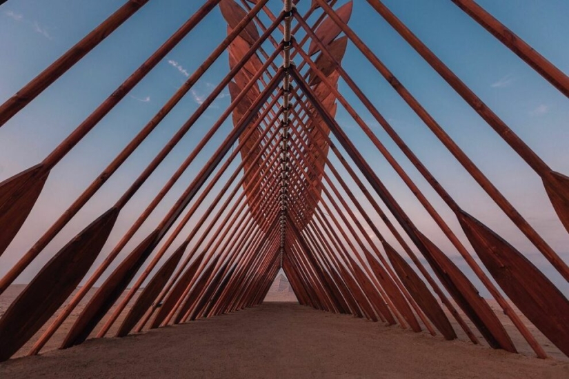 Una exposición de arte contemporáneo se celebra cerca de las pirámides egipcias por primera vez en la historia Una exposición de arte contemporáneo se celebra cerca de las pirámides egipcias por primera vez en la historia