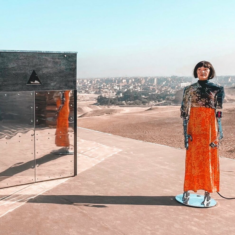 Una exposición de arte contemporáneo se celebra cerca de las pirámides egipcias por primera vez en la historia Una exposición de arte contemporáneo se celebra cerca de las pirámides egipcias por primera vez en la historia