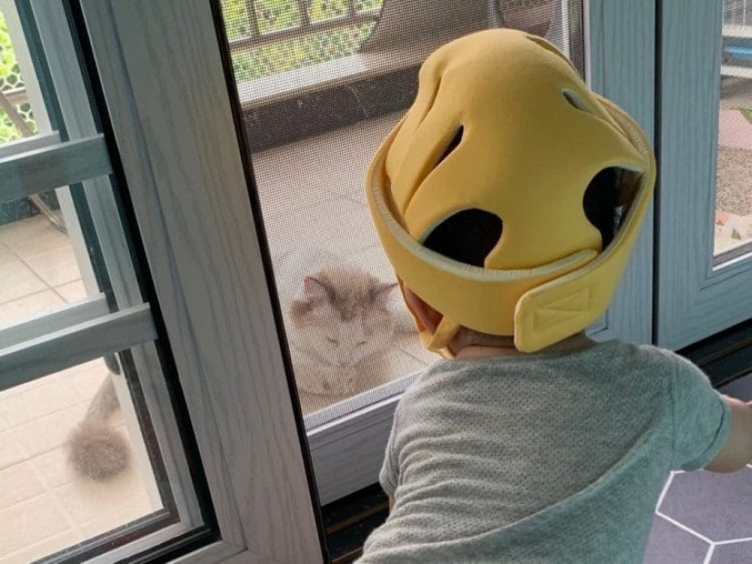 Una extraña novedad china: un casco para corregir la forma de la cabeza en los recién nacidos