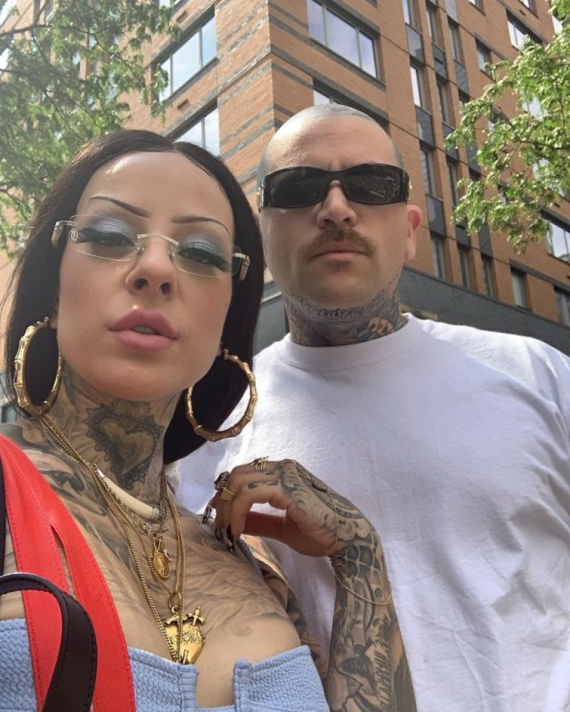 Una modelo de España se hizo el primer tatuaje a los 15 años y decidió pintar todo el cuerpo con la ayuda de su marido