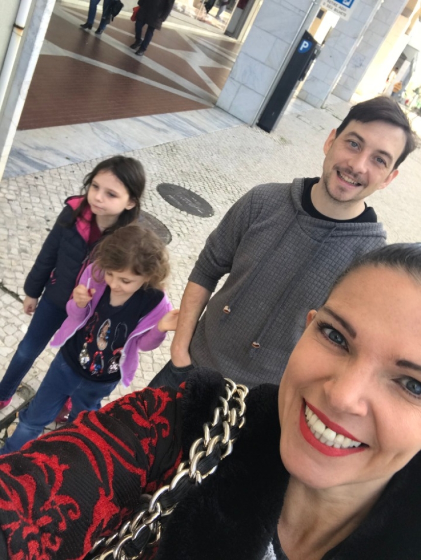 Una mujer, su ex marido y su mejor amigo viven juntos. Tal relación se adapta a todos