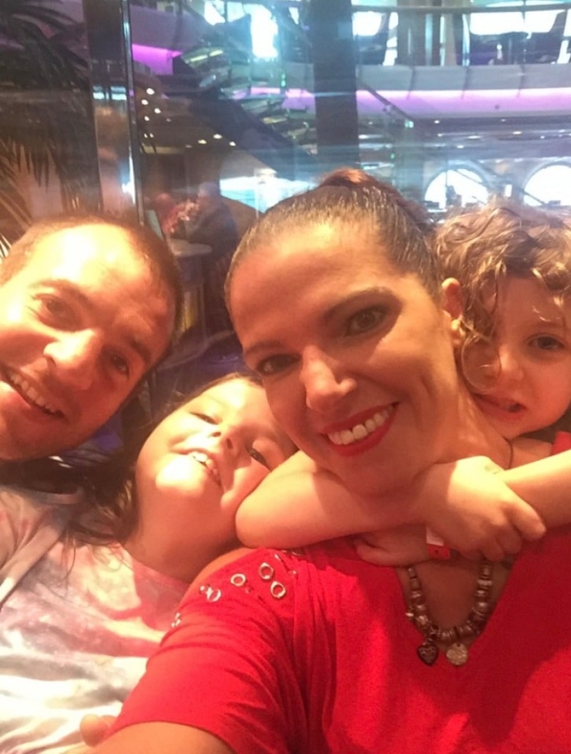 Una mujer, su ex marido y su mejor amigo viven juntos. Tal relación se adapta a todos