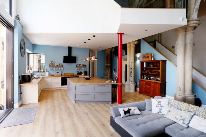 Una pareja del Reino Unido compró una iglesia en ruinas y la convirtió en una mansión de lujo Una pareja del Reino Unido compró una iglesia en ruinas y la convirtió en una mansión de lujo