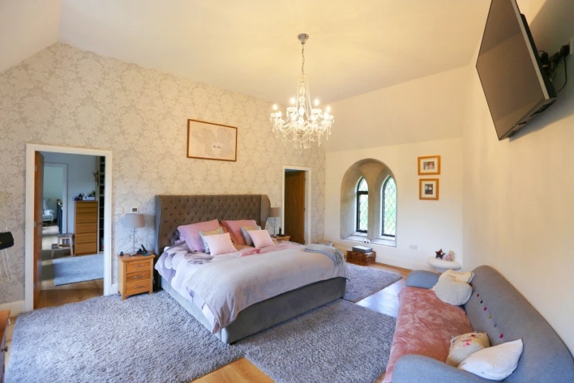 Una pareja del Reino Unido compró una iglesia en ruinas y la convirtió en una mansión de lujo Una pareja del Reino Unido compró una iglesia en ruinas y la convirtió en una mansión de lujo