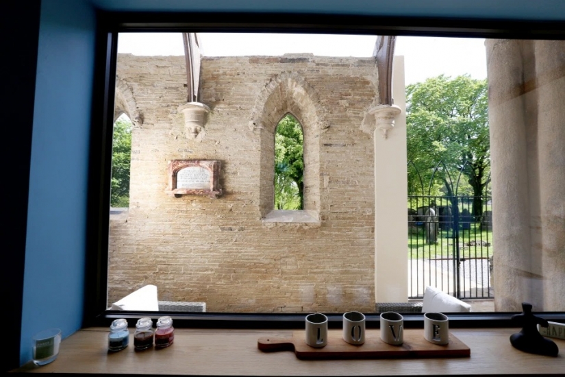 Una pareja del Reino Unido compró una iglesia en ruinas y la convirtió en una mansión de lujo Una pareja del Reino Unido compró una iglesia en ruinas y la convirtió en una mansión de lujo