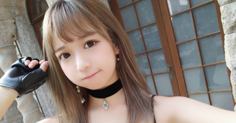 Una sexy modelo con un rostro de un niño en adquirir instagram