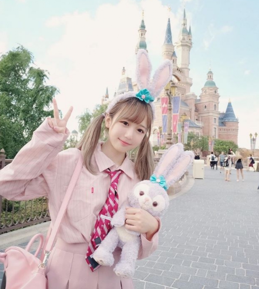 Una sexy modelo con un rostro de un niño en adquirir instagram