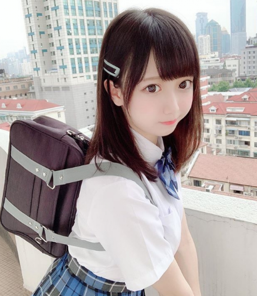 Una sexy modelo con un rostro de un niño en adquirir instagram