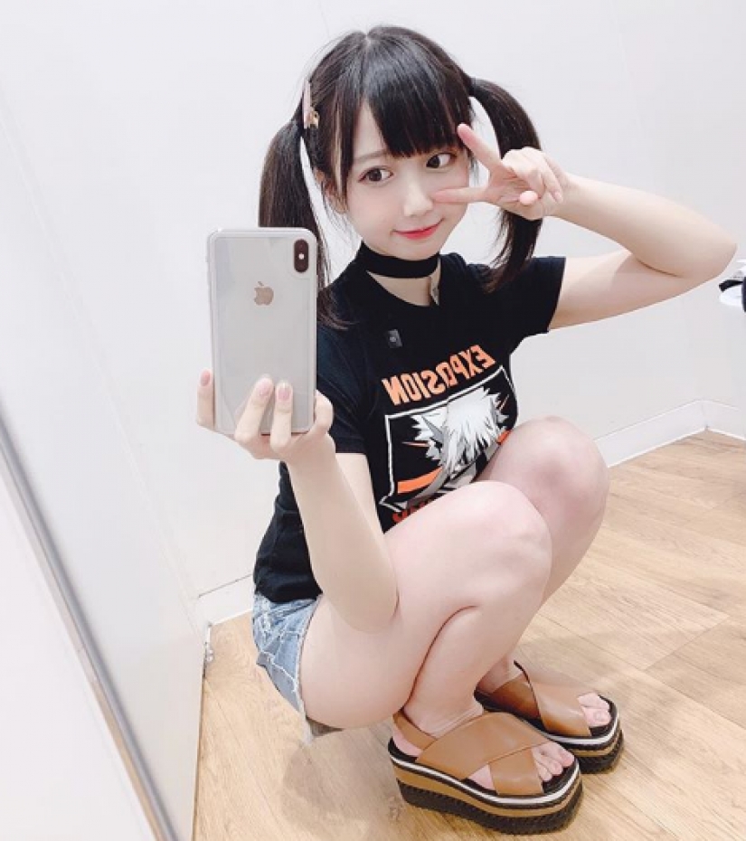 Una sexy modelo con un rostro de un niño en adquirir instagram