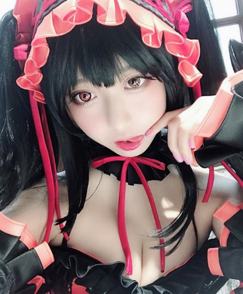 Una sexy modelo con un rostro de un niño en adquirir instagram