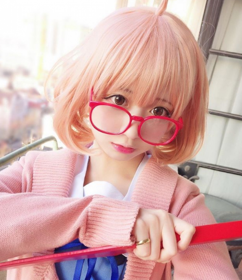 Una sexy modelo con un rostro de un niño en adquirir instagram