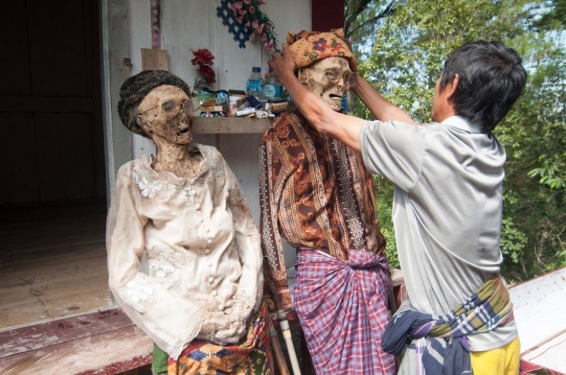 Unusual funeral rituals in Indonesia