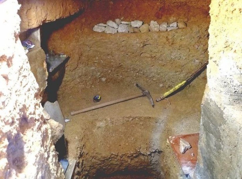 Went underground: a guy from Spain dug an underground house in the garden after a quarrel with his parents Went underground: a guy from Spain dug an underground house in the garden after a quarrel with his parents