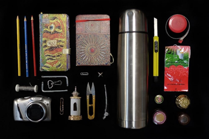 What is stored in women's handbags?