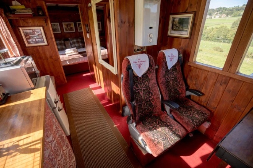 What we should build a house: a British woman made a wonderful copy of the car from improvised materials