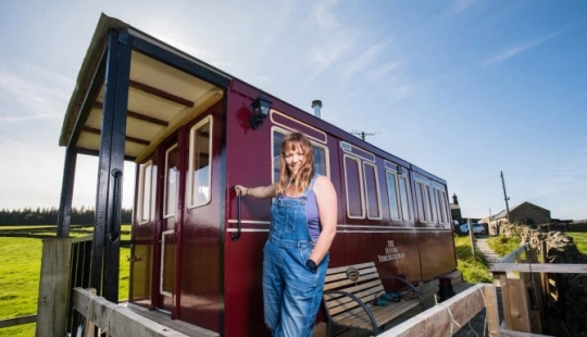What we should build a house: a British woman made a wonderful copy of the car from improvised materials What we should build a house: a British woman made a wonderful copy of the car from improvised materials
