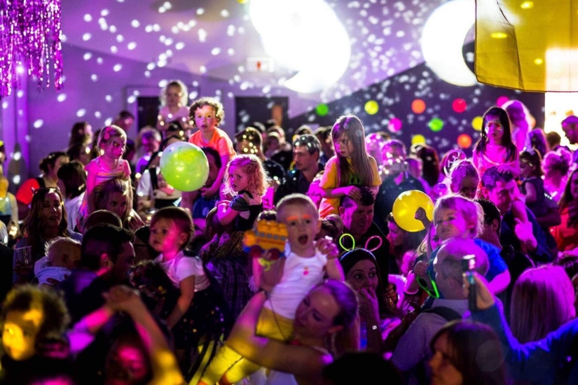 When not sitting at home: parents from the UK go to nightclubs and parties with their children