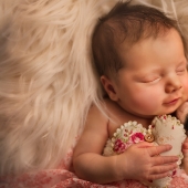 When you're cute as hell: hugs babies and Pets in the project of the photographer from London