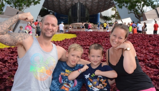 Why does a "lazy" mother allow children to play on the computer all day and eat goodies