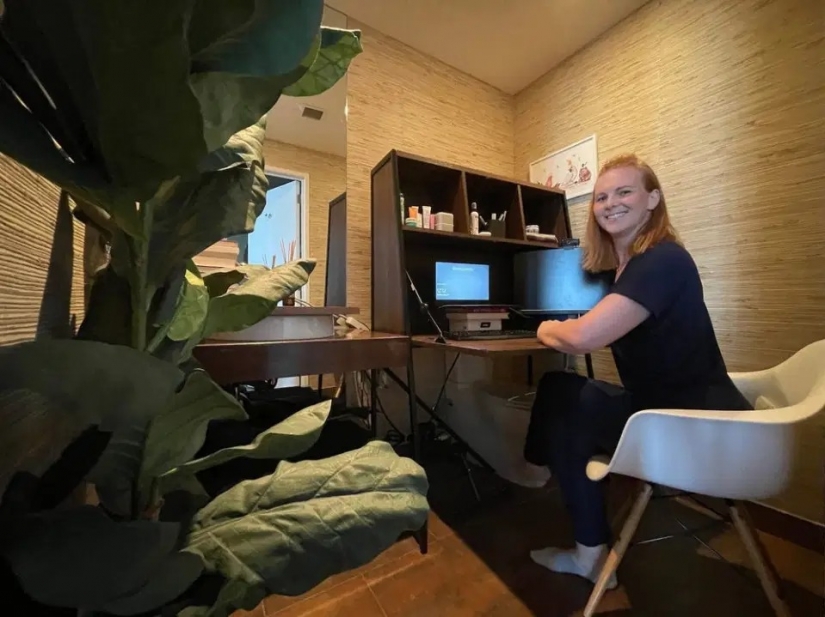 With all the amenities: an American woman converted the toilet into a home office With all the amenities: an American woman converted the toilet into a home office
