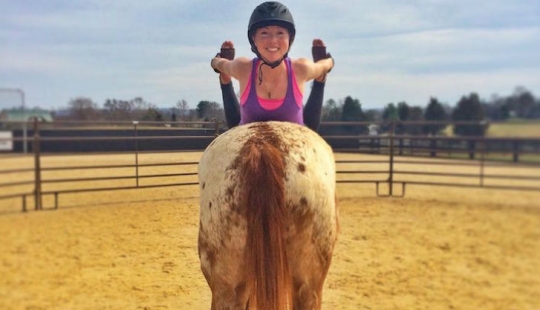 Yoga a caballo: qué sucede cuando se combina la pasión por el yoga y los caballos