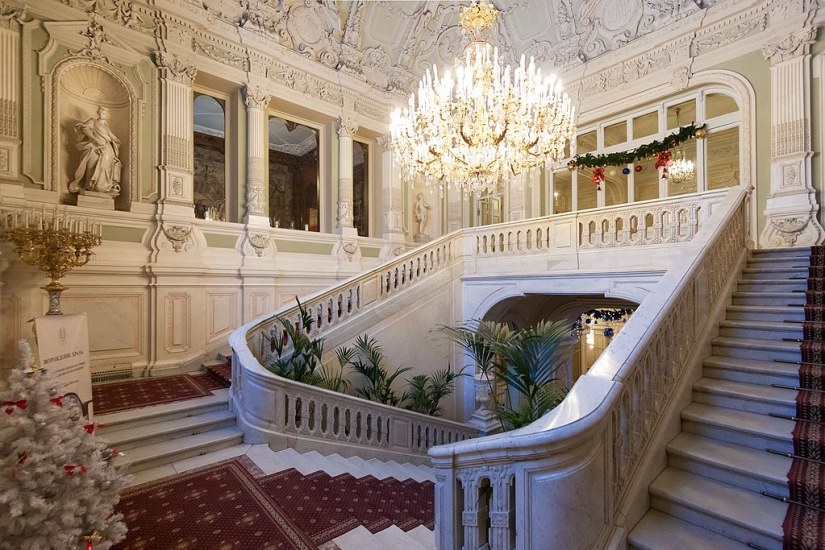 10 buildings in St. Petersburg that are amazing inside