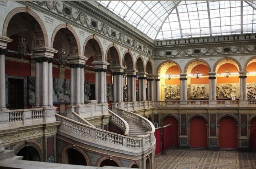 10 buildings in St. Petersburg that are amazing inside