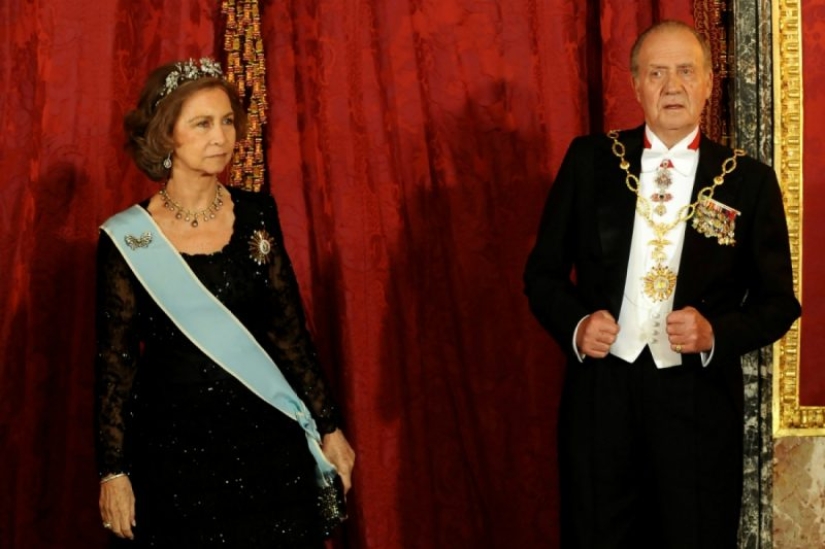 10 photos of how politicians and monarchs spend their holidays