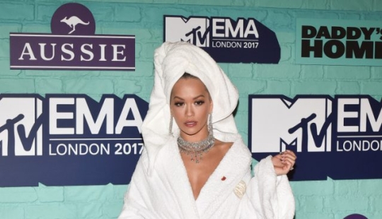 10 Times Celebrities Worn Outfits That Went Far Beyond Regular Attire 10 Times Celebrities Worn Outfits That Went Far Beyond Regular Attire