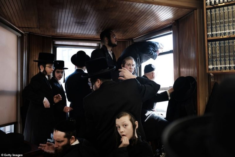 100,000 Hasidic Jews took to the streets of Brooklyn