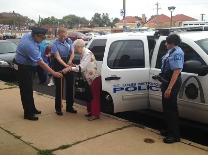 102-year-old grandmother was arrested so that she crossed out the item "To be arrested" from the wish list 102-year-old grandmother was arrested so that she crossed out the item "To be arrested" from the wish list
