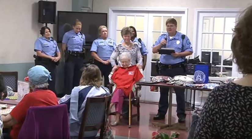 102-year-old grandmother was arrested so that she crossed out the item "To be arrested" from the wish list 102-year-old grandmother was arrested so that she crossed out the item "To be arrested" from the wish list