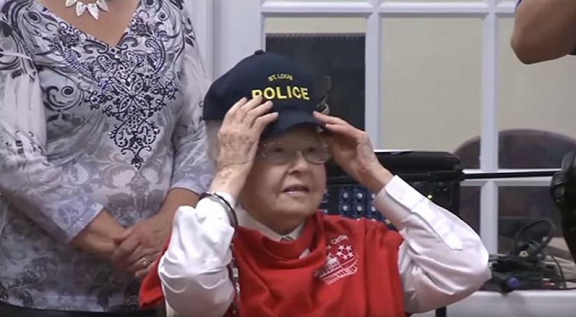 102-year-old grandmother was arrested so that she crossed out the item "To be arrested" from the wish list 102-year-old grandmother was arrested so that she crossed out the item "To be arrested" from the wish list