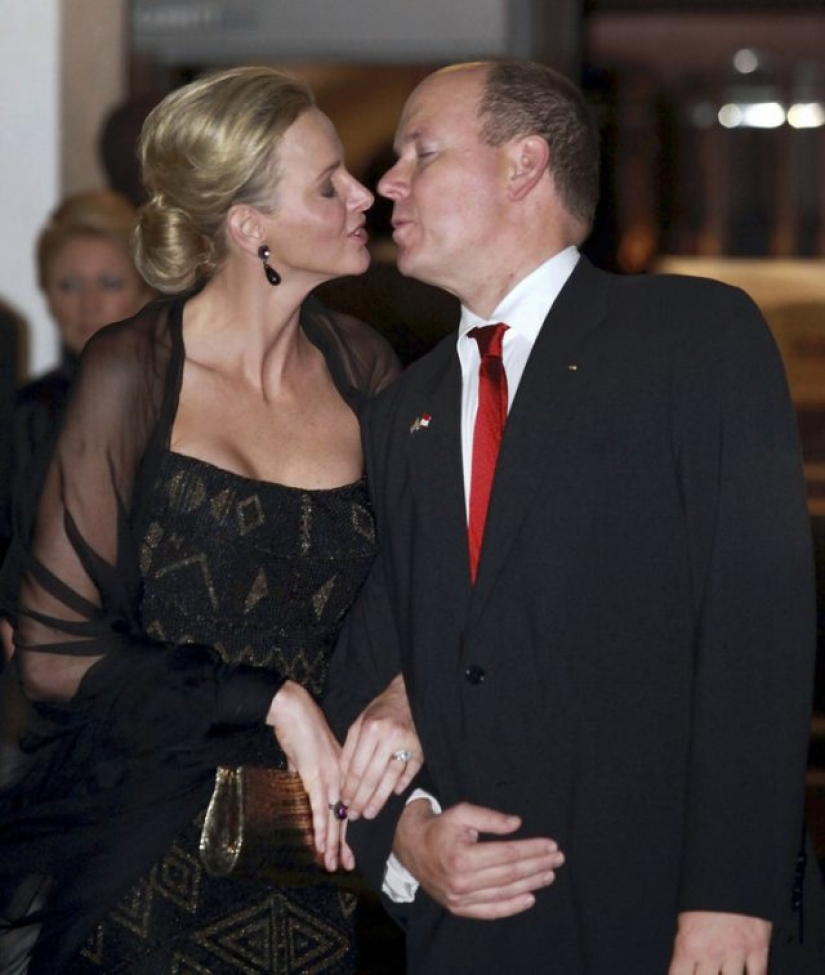 12 Legendary Royal Kisses Caught on Camera