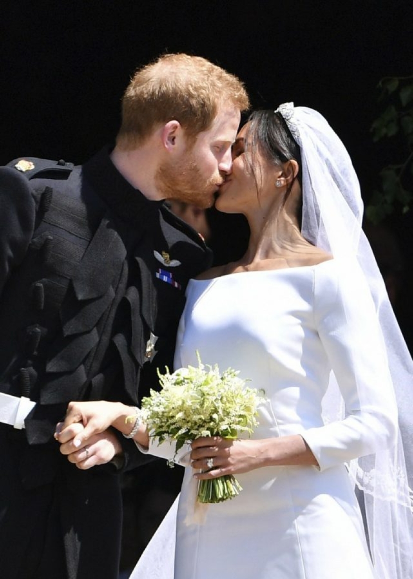12 Legendary Royal Kisses Caught on Camera