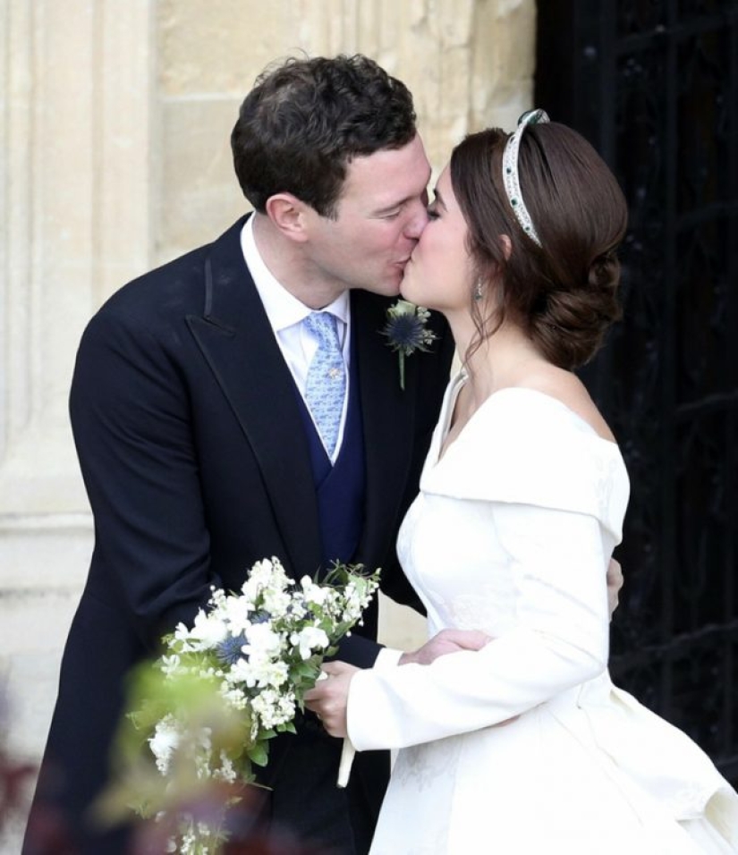 12 Legendary Royal Kisses Caught on Camera