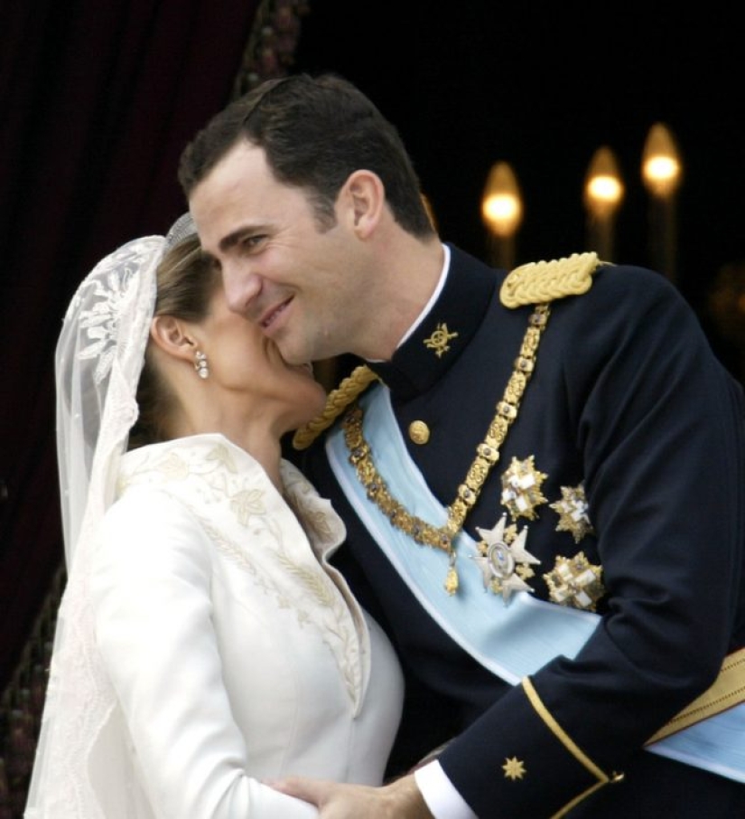 12 Legendary Royal Kisses Caught on Camera