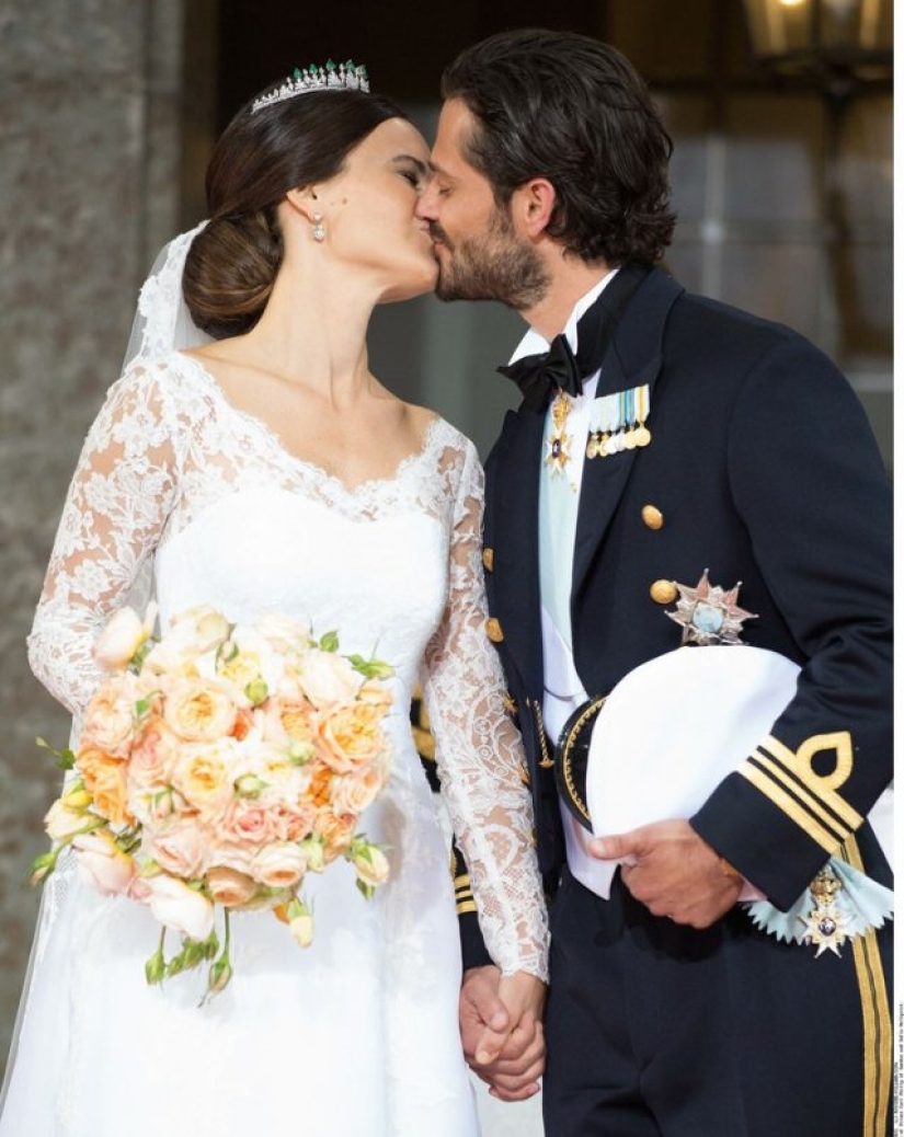 12 Legendary Royal Kisses Caught on Camera