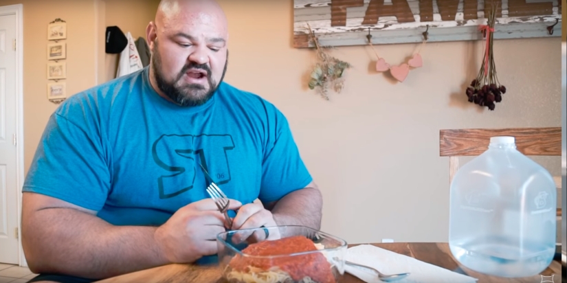 12 mil calorías al día: la dieta del hombre más fuerte de la Tierra