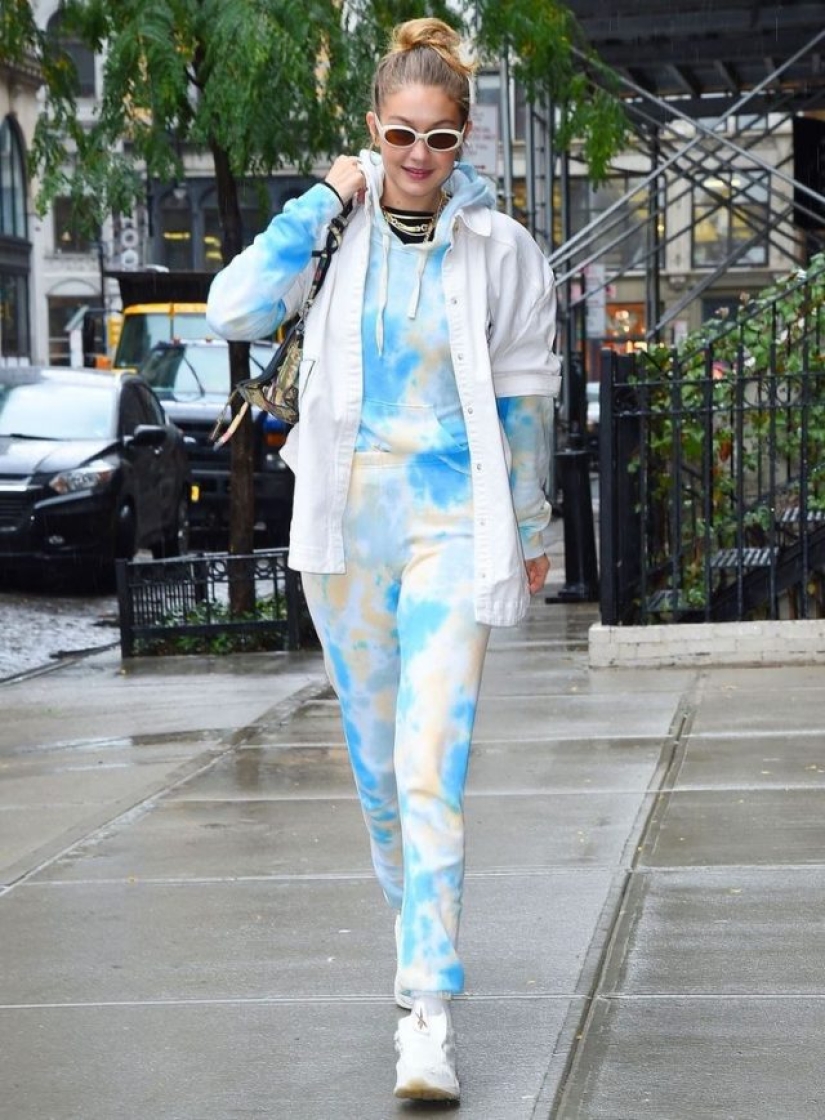 14 Celebrity Outfits That Take Us Back To The 90s Like A Time Machine