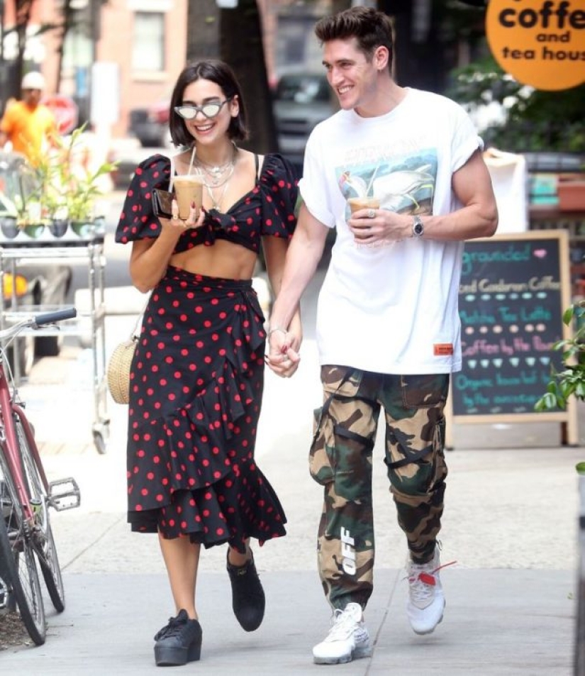 14 Celebrity Outfits That Take Us Back To The 90s Like A Time Machine