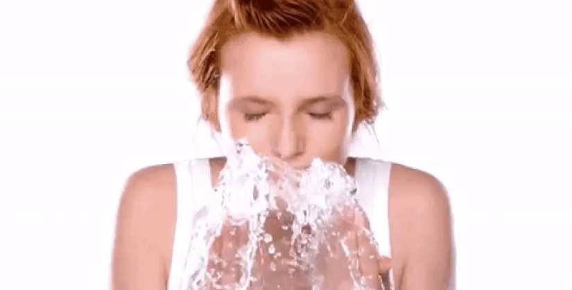 14 pointless things that women are forced to do in advertising 14 pointless things that women are forced to do in advertising